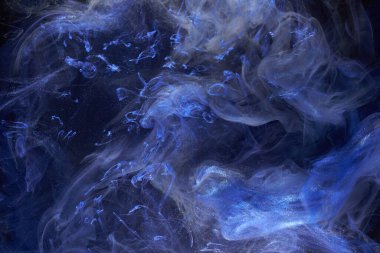 Sıvı akışkan sanat özgeçmişi. Mavi akrilik boya suyun altında, galaktik duman okyanusu