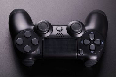 Siyah video oyun denetleyici, oyun konsolu için joystick siyah arkaplanda izole. Oyuncu kontrol aygıtı yakın plan