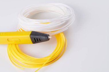 Beyaz arkaplanda izole edilmiş hacim plastik figürleri yaratmak için 3d kalem