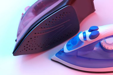 Beyaz arkaplanda iki ütü izole edildi