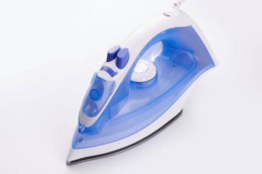 Mavi ütü beyaz arkaplanda izole edildi.