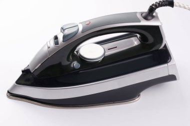 Siyah ütü beyaz arkaplanda izole edildi.