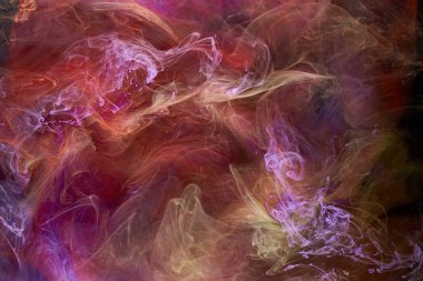 Çok renkli, koyu renkli, soyut bir arka plan, su altında akrilik boya patlaması.