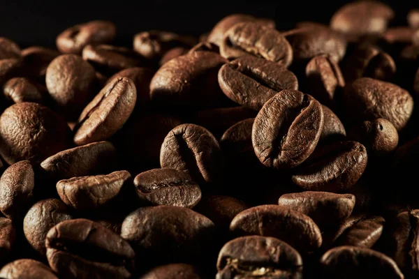Pörkölt Kávébab Izolált Közel Fekete Háttér Nyírás Útvonal — Stock Fotó