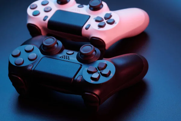 Twee Videogame Controllers Joysticks Voor Spelcomputer Geïsoleerd Zwarte Achtergrond Gamer — Stockfoto