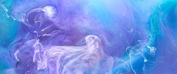 Mor leylak rengi, çok renkli duman soyut arka plan, su altında akrilik boya patlaması.