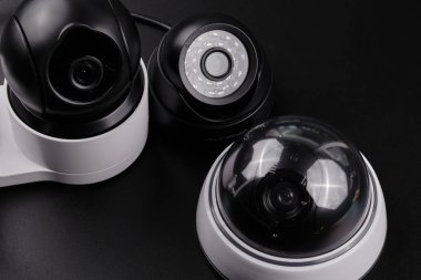 Güvenlik kameraları, farklı video kameralar, siyah arkaplanda izole edilmiş güvenlik kameraları. ev güvenlik sistemi kavramı