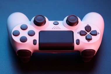 Beyaz video oyun denetleyici, oyun konsolu için joystick siyah arkaplanda izole. Oyuncu kontrol aygıtı yakın plan