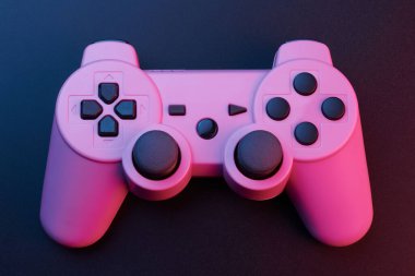 Pembe video oyun denetleyici, oyun konsolu için joystick siyah arkaplanda izole. Oyuncu kontrol aygıtı yakın plan