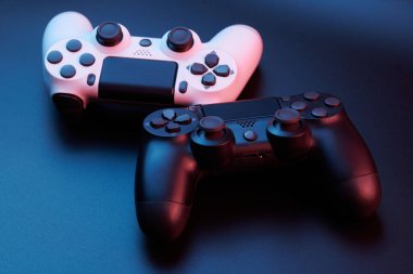 Oyun konsolu için siyah arka planda izole edilmiş iki oyun kumandası, joystick. Oyuncu kontrol cihazları yakın plan
