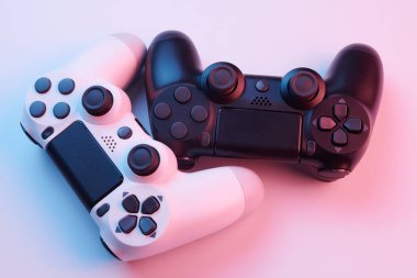 Oyun konsolu için beyaz arka planda izole edilmiş iki oyun kumandası, joystick. Oyuncu kontrol cihazları yakın plan