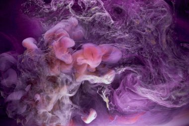 Mor leylak rengi, çok renkli duman soyut arka plan, su altında akrilik boya patlaması.