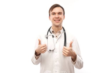 Beyaz önlüklü mutlu doktor portresi jestleri gösteriyor. Hepsi beyaz arka planda, fotokopi alanı ile izole edilmiş.