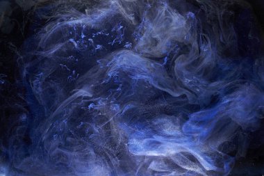 Sıvı akışkan sanat özgeçmişi. Mavi akrilik boya suyun altında, galaktik duman okyanusu