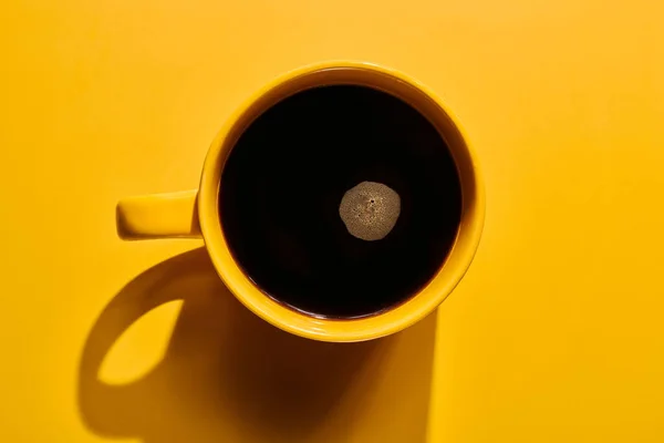 Copa Granos Café Tostados Recién Hechos Sobre Fondo Amarillo —  Fotos de Stock