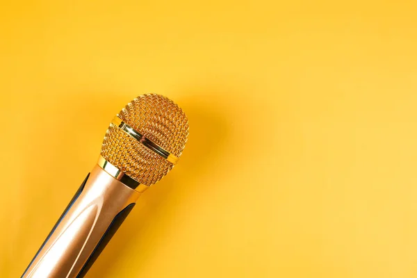 Золотий Мікрофон Ізольований Жовтому Фоні Крупним Планом — стокове фото