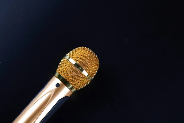 Microfone Dourado Isolado Fundo Preto Fechar — Fotografia de Stock
