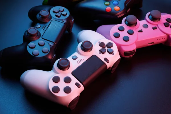 Veel Verschillende Video Game Controllers Veelkleurige Joysticks Voor Spelcomputer Geïsoleerd — Stockfoto