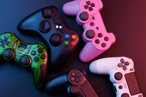 Veel Verschillende Video Game Controllers Veelkleurige Joysticks Voor Spelcomputer Geïsoleerd — Stockfoto