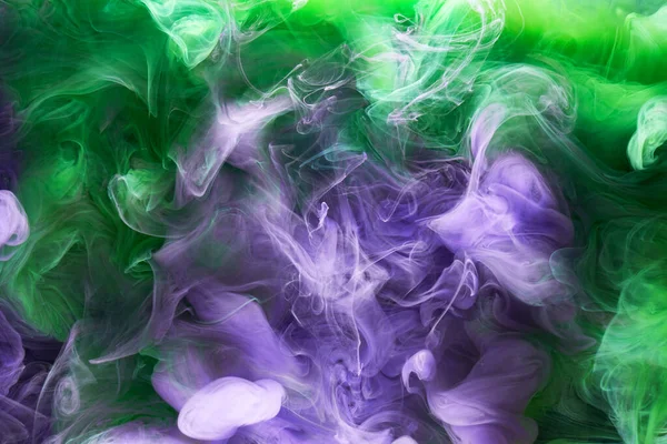 緑色の紫色の煙抽象的な背景 アクリル塗料水中爆発 — ストック写真