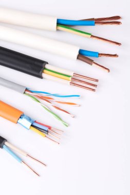Elektrik kabloları, beyaz arka planda izole edilmiş renkli izolasyonlu bir sürü bakır kablo.