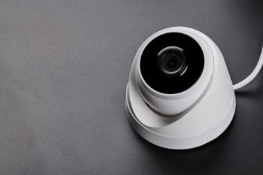 Güvenlik kamerası, video kamera, kapalı devre kamera siyah arka planda izole edilmiş. ev güvenlik sistemi kavramı