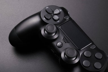 Siyah video oyun denetleyici, oyun konsolu için joystick siyah arkaplanda izole. Oyuncu kontrol aygıtı yakın plan