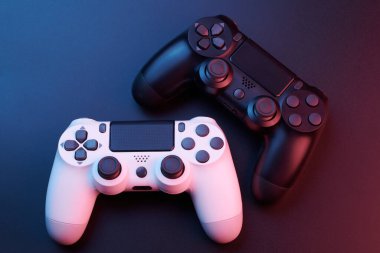 Oyun konsolu için siyah arka planda izole edilmiş iki oyun kumandası, joystick. Oyuncu kontrol cihazları yakın plan