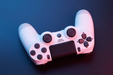 Beyaz video oyun denetleyici, oyun konsolu için joystick siyah arkaplanda izole. Oyuncu kontrol aygıtı yakın plan