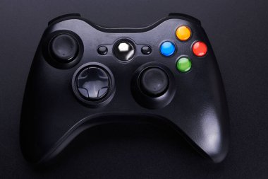 Siyah video oyun denetleyici, oyun konsolu için joystick siyah arkaplanda izole. Oyuncu kontrol aygıtı yakın plan
