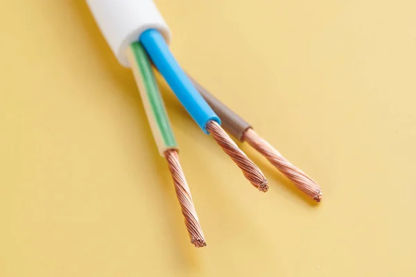 Elektrische Kabels Veel Koperdraad Met Gekleurde Isolatie Geïsoleerd Gele Achtergrond — Stockfoto