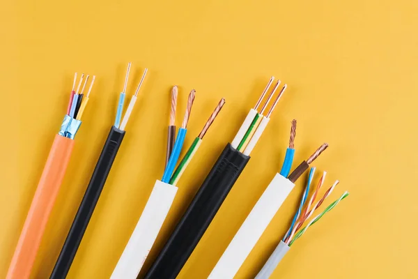 Cables Eléctricos Muchos Cables Cobre Con Aislamiento Color Aislado Sobre —  Fotos de Stock