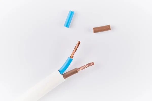 Elektrische Kabels Veel Koperdraad Met Gekleurde Isolatie Geïsoleerd Witte Achtergrond — Stockfoto