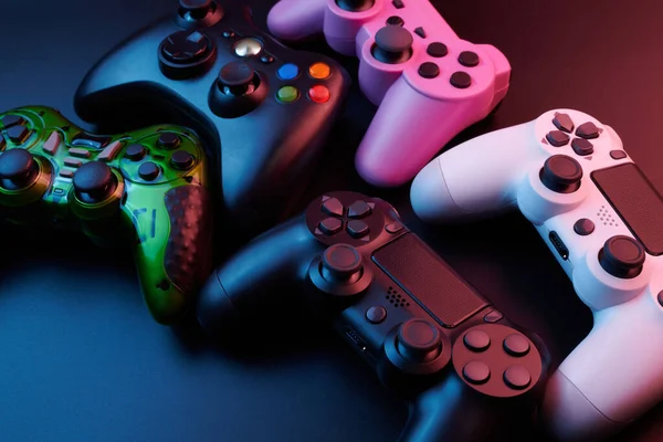 Veel Verschillende Video Game Controllers Veelkleurige Joysticks Voor Spelcomputer Geïsoleerd — Stockfoto