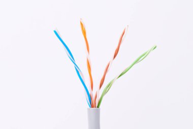 Elektrik kabloları, beyaz arka planda izole edilmiş renkli izolasyonlu bir sürü bakır kablo.