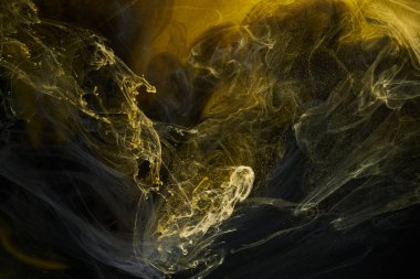 Sıvı akışkan sanat özgeçmişi. Siyah, sarı dans eden akrilik boyalar suyun altında, uzay dumanı okyanusu