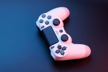 Beyaz video oyun denetleyici, oyun konsolu için joystick siyah arkaplanda izole. Oyuncu kontrol aygıtı yakın plan