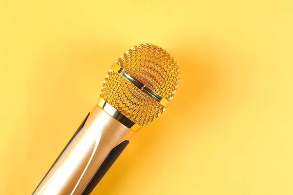 Microfone Dourado Isolado Fundo Amarelo Perto — Fotografia de Stock