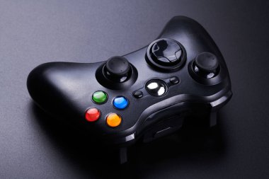 Siyah video oyun denetleyici, oyun konsolu için joystick siyah arkaplanda izole. Oyuncu kontrol aygıtı yakın plan