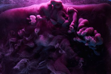 Mor koyu soyut arka plan, lüks renkli duman, su altında akrilik boya patlama, kozmik girdap mürekkebi.