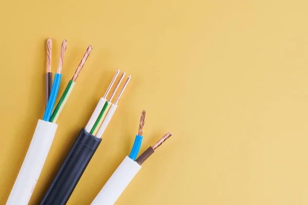 Elektrik Kabloları Sarı Arka Planda Izole Edilmiş Renkli Kablolar — Stok fotoğraf