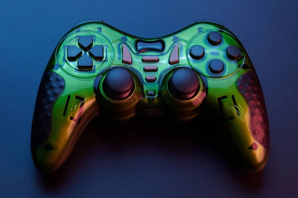緑のビデオゲームコントローラ 黒の背景に隔離されたゲームコンソール用ジョイスティック ゲーマー制御デバイスのクローズアップ — ストック写真