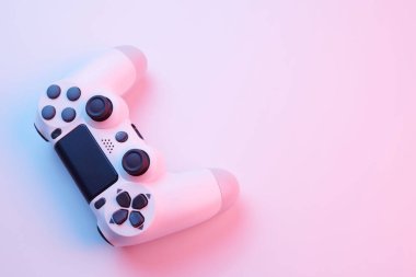 Beyaz video oyun denetleyici, oyun konsolu için joystick beyaz arka planda izole. Oyuncu kontrol aygıtı yakın plan