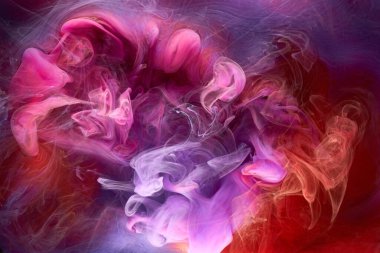 Çok renkli pembe duman soyut arka plan, su altında akrilik boya patlaması.