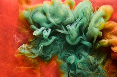 Kırmızı yeşil parlak soyut arka plan, lüks altın dumanı, su altında akrilik boya patlama, kozmik girdap mürekkebi