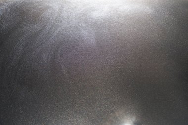 Siyah beyaz, gri, alkol arkaplan. Suyun altında koyu boya patlaması. Dalgalı lekeler akrilik suluboya fışkırtır. Dış gezegen soyut okyanusu