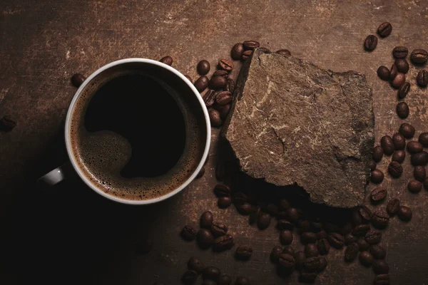 Xícara Grãos Café Torrados Recém Fabricados Fundo Marrom — Fotografia de Stock