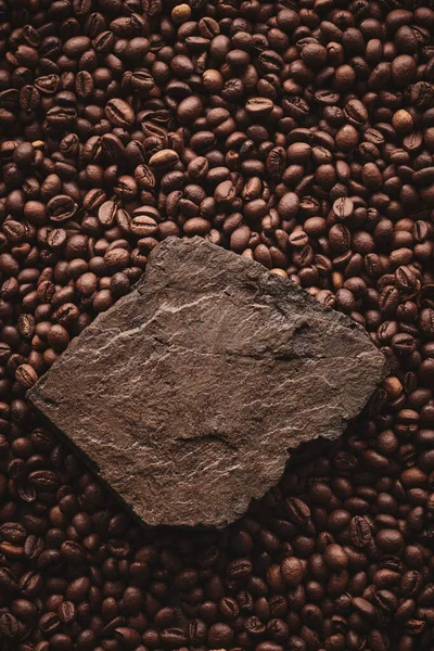 Granos Café Tostados Sobre Fondo Marrón Pedestal Piedra — Foto de Stock