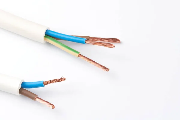 Elektrische Kabels Veel Koperdraad Met Gekleurde Isolatie Geïsoleerd Witte Achtergrond — Stockfoto