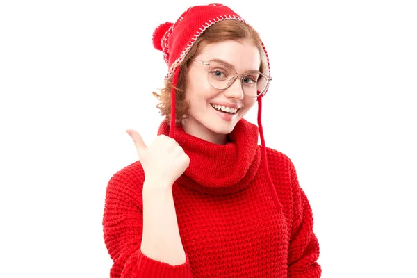 Портрет Положительный Рыжая Молодая Женщина Красном Рождественском Свитере Улыбается Указывая — стоковое фото